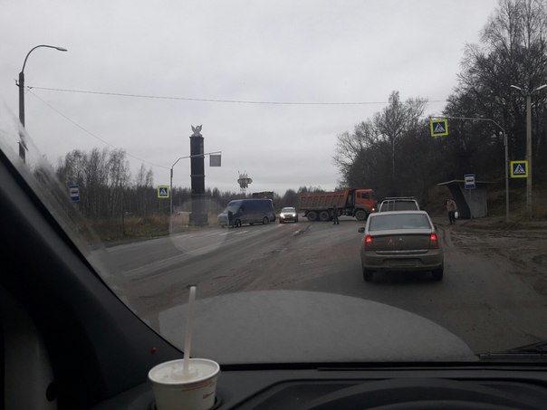 При въезде в Колтуши по Колтушскому шоссе ( поворот к Выборжецу) самосвал догнал микроавтобус. Фурам...