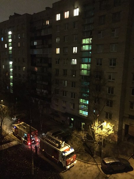 В 2 часа ночи загорелась квартира на 9 этаже доиа 29 на Типанова .Две машины пожарных и две скорых...