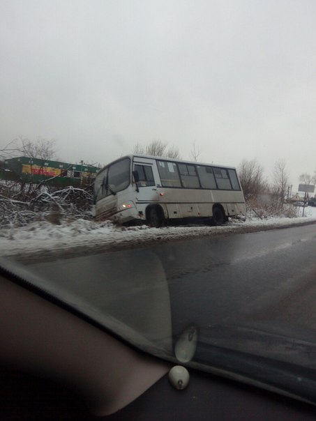 Аннинское шоссе, маршрутка устала и съехала в кювет.