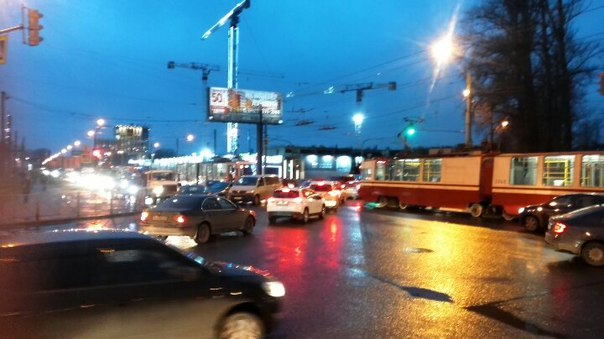 На перекрестке Новороссийской и Политехническо Solaris и Транспортер очень мешают проезду, трамваи в...