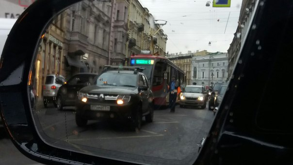 Дтп. Хэндай при развороте подбил Дустера, встали на рельсах Садовой улицы 12 в сторону Троицкого мос...