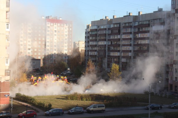 Во дворе дома 19 на Пятилеток, из-за прорыва трубы сауна