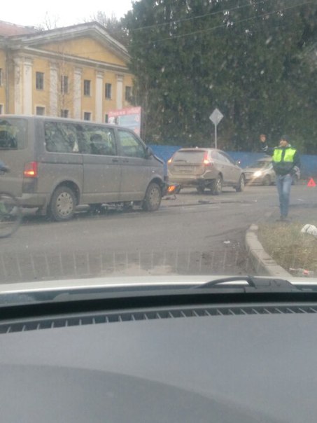 Volvo и Volkswagen столкнулись на перекрестке в Осиновой Роще на Приозерском шоссе. Пробки в обе с...