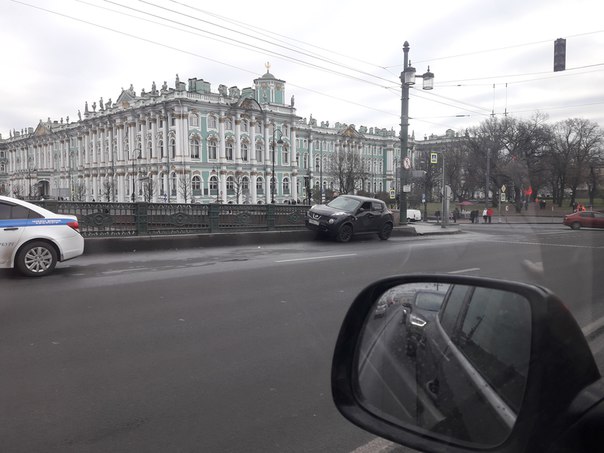 На Дворцовом мосту помятый Джук влез на поребрик.