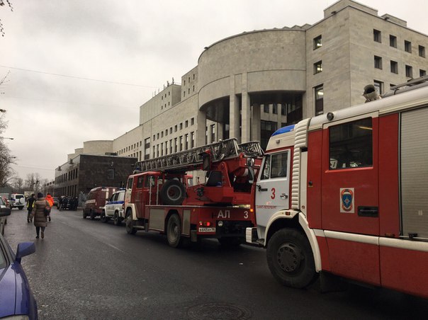 Говорят, что то загорелось в Национальной библиотеке. Пожарные машины стоят на Варшавской. В связи с...