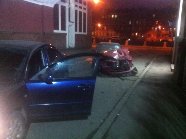 В Дерптском переулке у набережной Фонтанки стоят 2 битых автомобиля, как это случилось непонятно