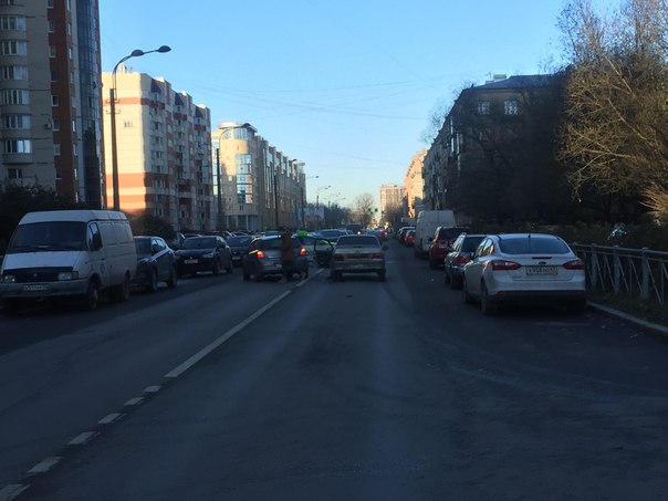 Варшавская улица полностью перекрыта из-за ДТП у дома 30