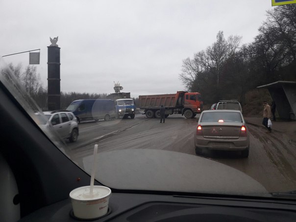 При въезде в Колтуши по Колтушскому шоссе ( поворот к Выборжецу) самосвал догнал микроавтобус. Фурам...