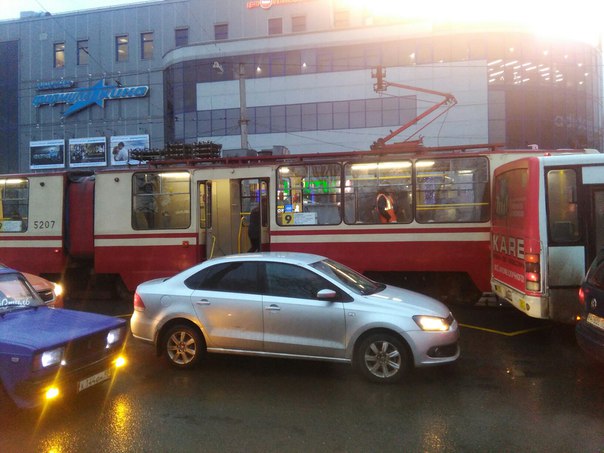 На пр. Науки, прямо перед светофорном у метро Академическая сцепились маршрутка и трамвай.