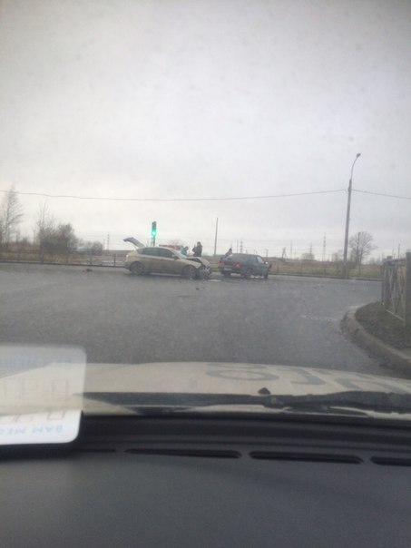 ДТП в Колпино,пересечение Пролетарской и Заводского пр. Renault и пятнаха. Все живы