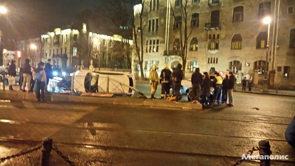 Сейчас в 18:43 перевёрнутый автомобиль на перекрёстке Кронверского и Каменноостровского проспекта.