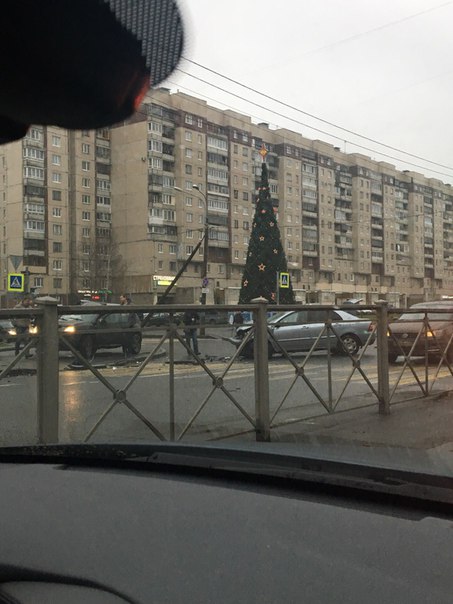 ДТП перекрёсток ул Котина - Ленинский проспект. Скорая на месте