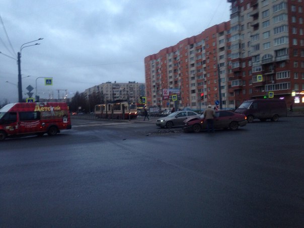 ДТП на перекрёстке Искровского проспекта и улицы Дыбенко