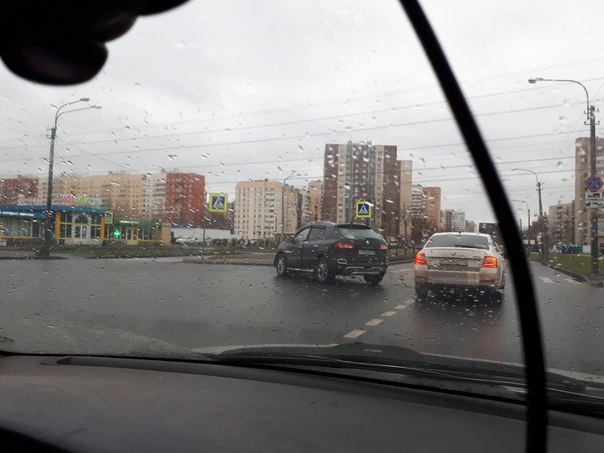 Renault Колеос и Ford Куга столкнулись на перекрестке Брестского и Маршала Захарова. . По моему оба вод...