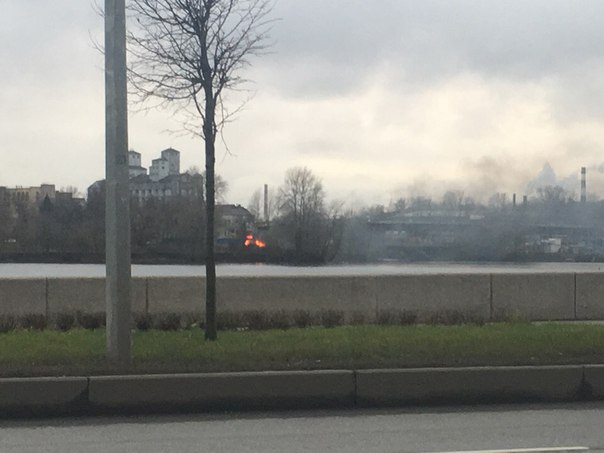 Пожар на Обуховской обороны, возле Дёменского сада в 15:30