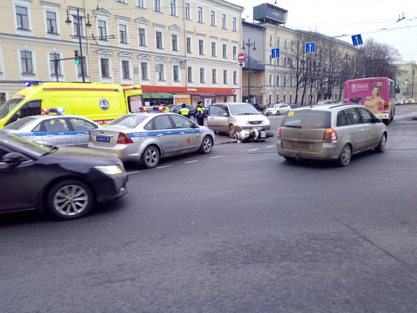 Мотоцикл попал под опель около метро технологический институт, , реанимация и дпс на месте вроде все...