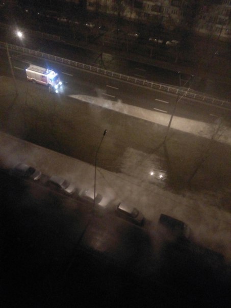 И ещё прорвало трубу во Фрунзенском районе на Софийской д 51. Движение по карману перекрыто. Полиция...