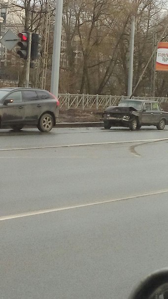 На Петергофском шоссе, перед улицей Пионерстроя, Жигули на светофоре остановился навсегда о впереди ...