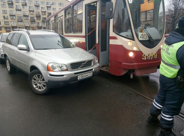 Мастер парковки на Volvo перекрыл проезд 40 трамваю по набережной реки Карповки