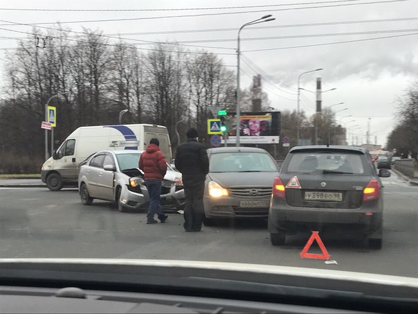 Трио в ДТП на перекрёстке Новоизмайловского и Кузнецовской