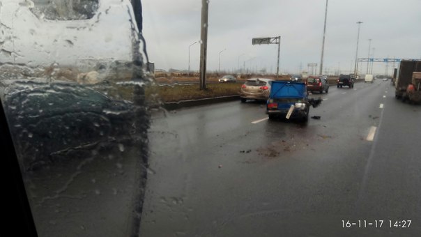Семёрка на Софийской получила два удара от грузовых машин
