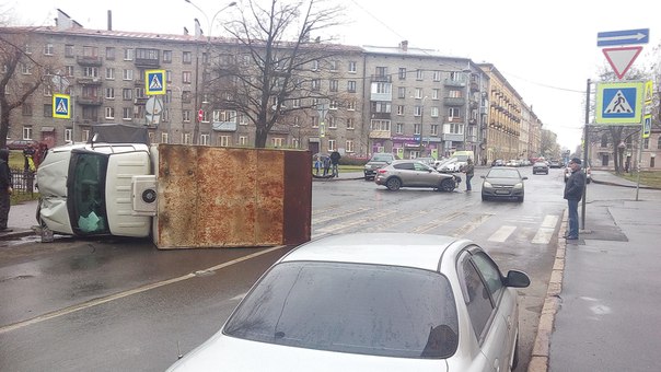 Перекресток улиц Курляндская и Циолковского.