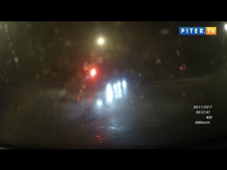 Сегодня ночью на Петергофском шоссе у ТРК "Балтийская жемчужина" столкнулись два автомобиля. Канал P...