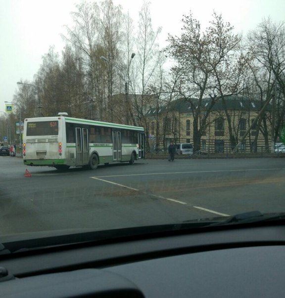 Во Всеволожске на Дороге Жизни, автобус прогнал микрушник за ограждение