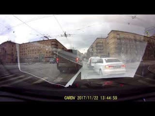 Публикуем видео сегодняшнего ДТП На перекрестке Стачек/Трефолева авария с участием 2 машин
