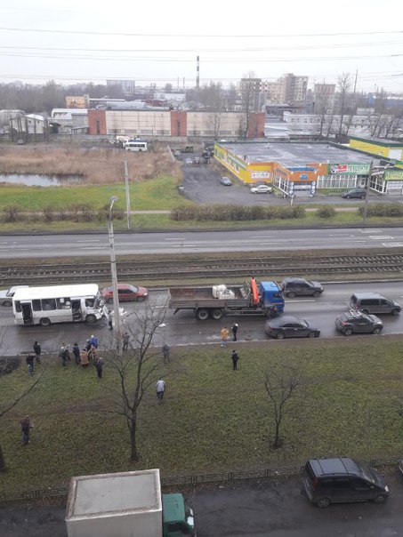 На Ириновском проспекте маршрутка врезалась в грузовой автомобиль