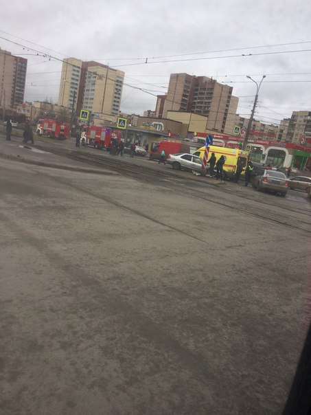 Микроавтобус снес иномарку на перекрёстке Дундича и Бухарестской около Карусели. Вроде все живы.