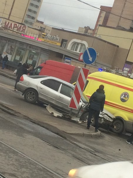 Микроавтобус снес иномарку на перекрёстке Дундича и Бухарестской около Карусели. Вроде все живы.