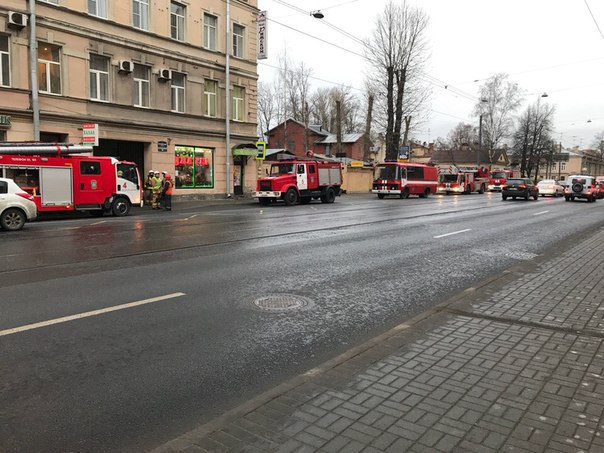 Пожарные на углу Рижского и Старо-Петергофского. Задымление было в доме номер 35.