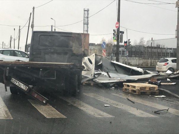 На Московском шоссе,в сторону метро Звёздная,