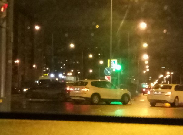 Перекресток Сизова и Туполевской. Одна из машин после столкновения заехала на газон.