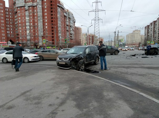 На перекрестке Богатырского и Гаккелевской столкнулись 2 кроссовера