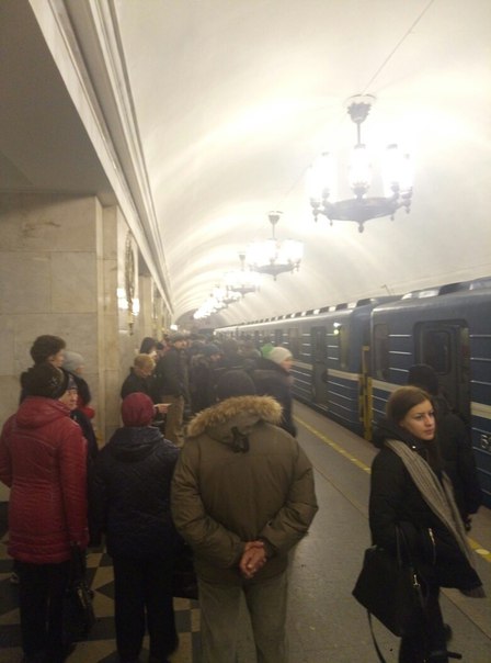 На станции метро Нарвская человек бросился под поезд, составы остановили в обе стороны