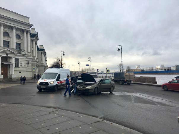 К ДТП на перекрестке Макарова и Тифлисской приехала скорая