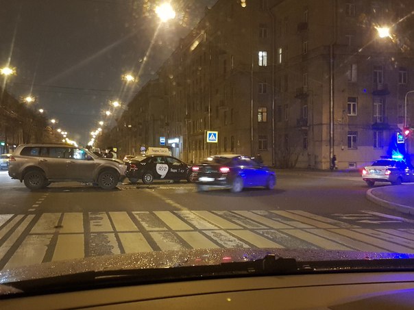Дтп на перекрестке Краснопутиловской и Зайцева. Проблемно объехать, будет пробка.