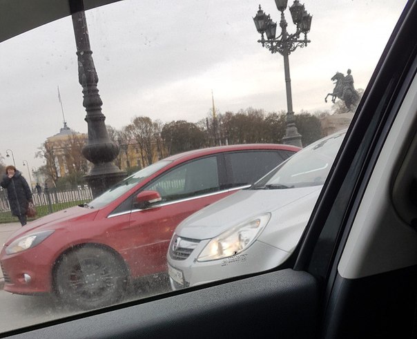 На Адмиралтейской набережной у Сенатской площади тетя на Renault остановилась в правом ряду на светофор...