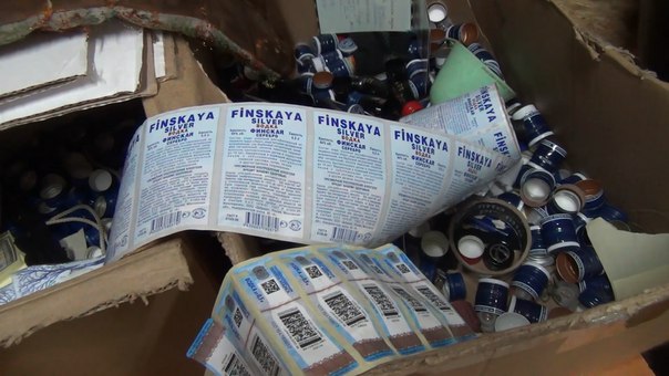 В гаражах на юго-востоке Петербурга полицейские обнаружили подпольное производство алкоголя