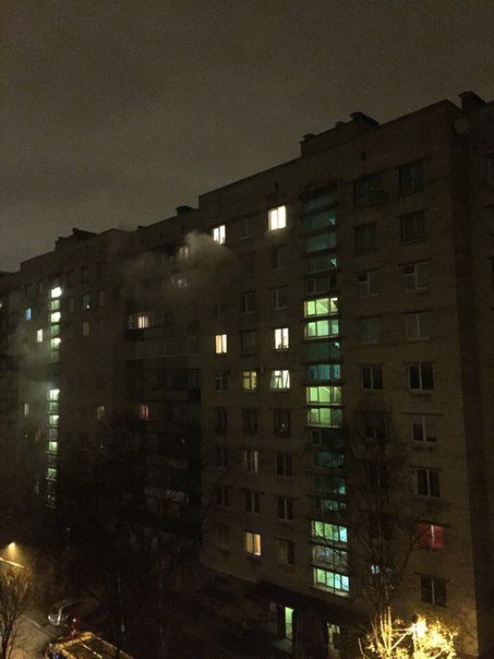 В 2 часа ночи загорелась квартира на 9 этаже доиа 29 на Типанова .Две машины пожарных и две скорых...
