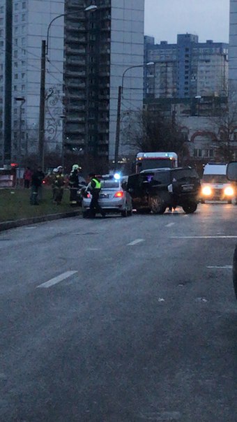 Ольховая улица в слое льда , улица перекрыта объезжайте .