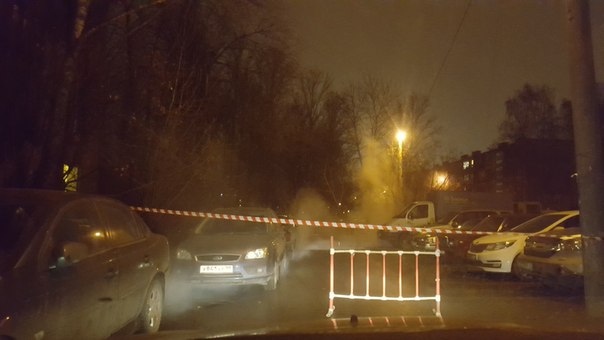 У дома 38к4 по Будапештской улице прорвало трубу с горячей водой. Вода растекается под припаркованны...