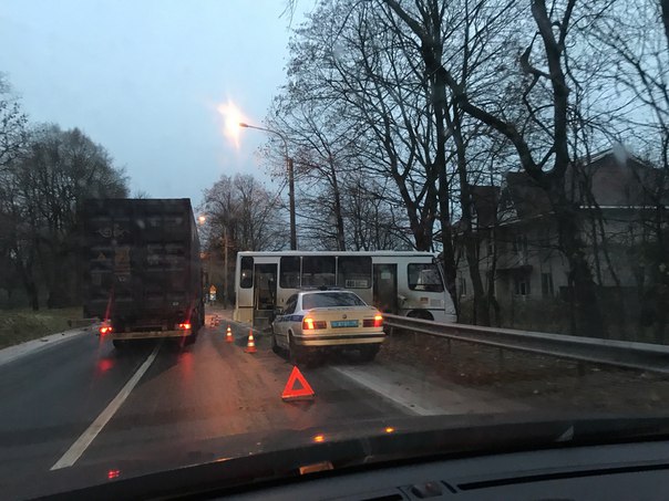 ДТП под Петербургом , Петергоф, Ораниенбаумское шоссе , маршрутка от удара с легковой вразалась в Де...