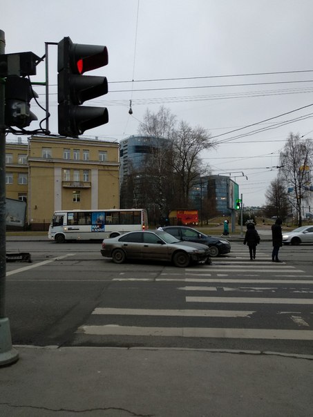 На Новочеркасском проспекте , перед Республиканской оторвали бампер.