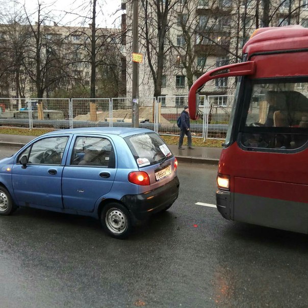 Автобус въехал в мой Matiz на улице Карбышева напротив дома 6.