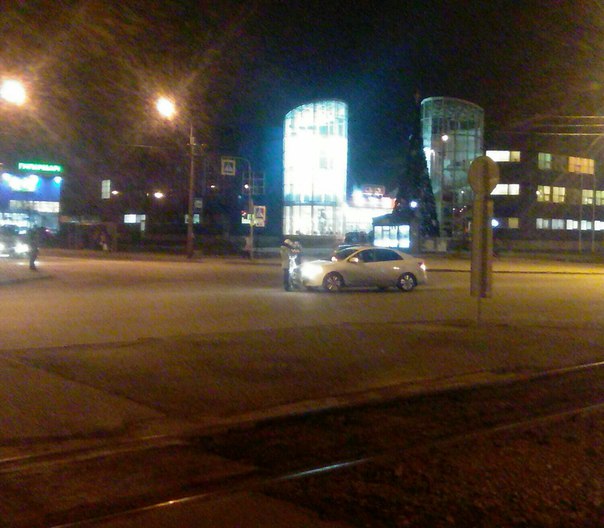 В 18:21 перекресток Бухарестской и Олеко Дундича. Белый автомобиль по Бухарестской ехал на зелёный, ...