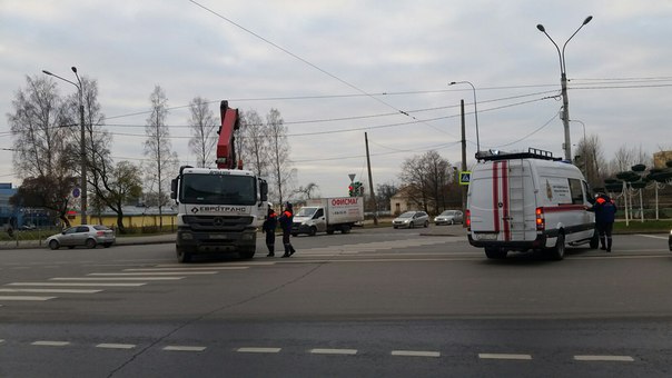 Манипулятор поворачивал налево со Шпикерского протока от метро Приморская в Галерный проезд и задел ...