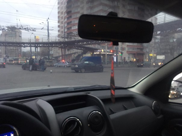 БМВ и Peugeot столкнулись под крабом на перекрёстке Будапештской и проспекта Славы. ГАИ на месте.